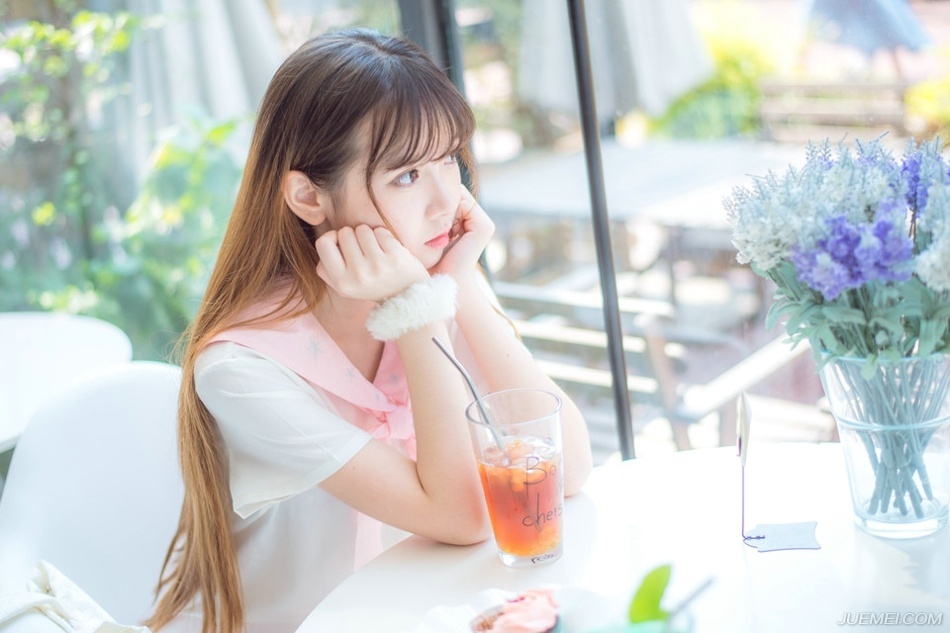 弓弦连续震颤了三次，两名江东水军应声而倒，第三箭，却因船身摇晃，射偏了。